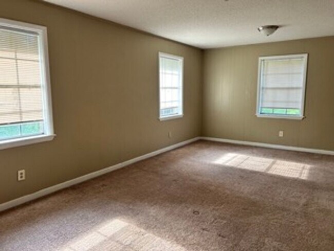 Building Photo - Country living