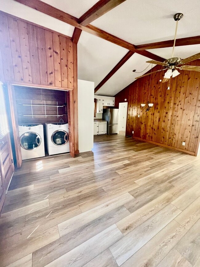 Building Photo - Welcome to the Classic 3 bedroom 1 1/2 bat...