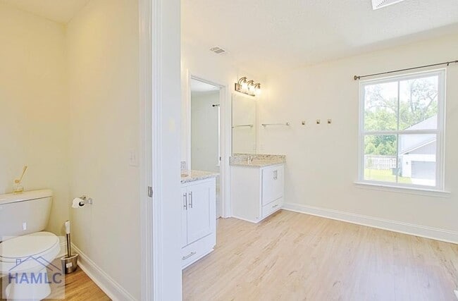 Building Photo - 991 Meloney Dr