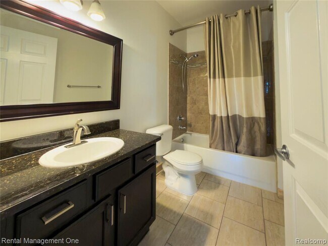 Building Photo - 5637 Twin Oaks Dr