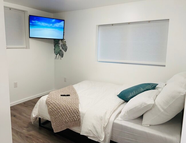 Building Photo - 2440 Wickstrom Pl SW