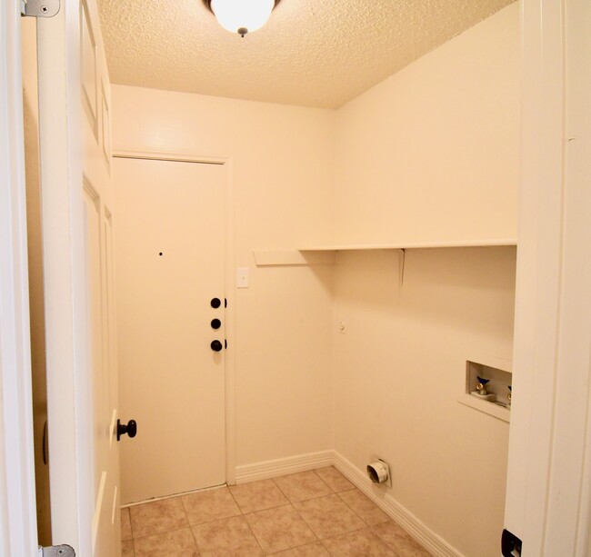 Building Photo - 2 Weeks FREE RENT!!! Charming 3 Bedroom, 2...