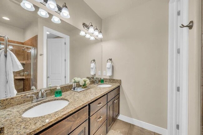 Building Photo - 4221 Torrey Pines Dr