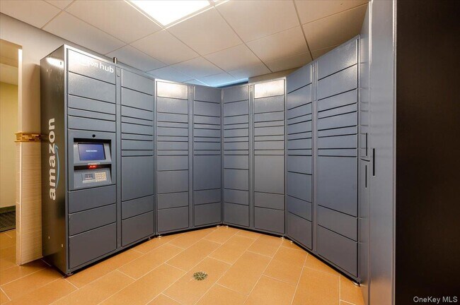 Building Photo - 100 W Broadway