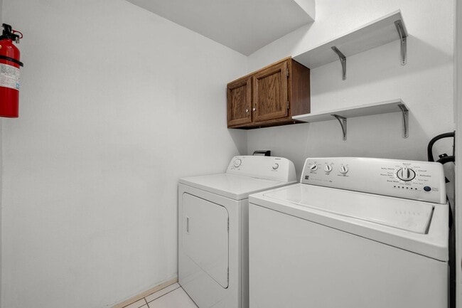 Building Photo - 2 Bed 2 Bath  in Heather Ridge