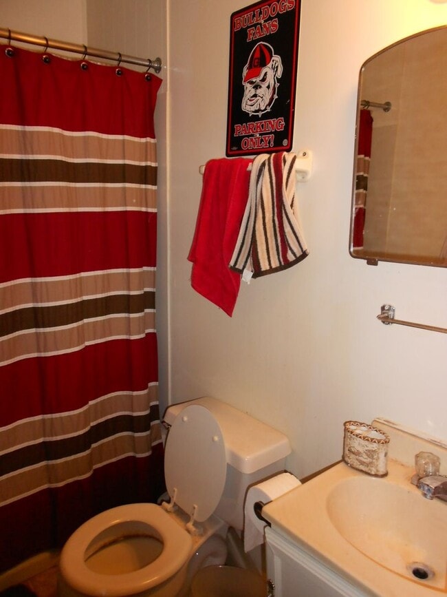 Building Photo - 3 BR, 1 BA
