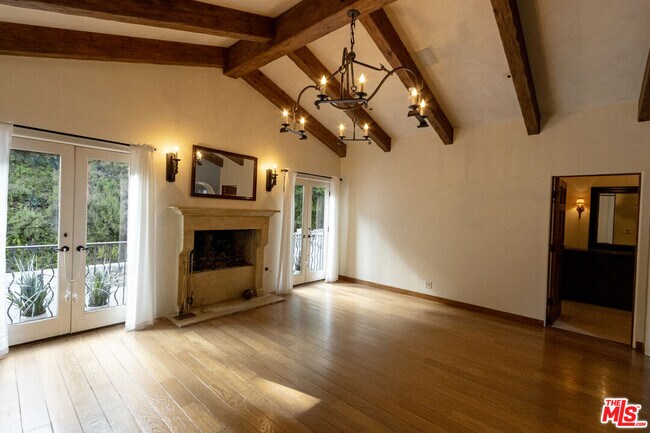 Building Photo - 1407 N Beverly Dr