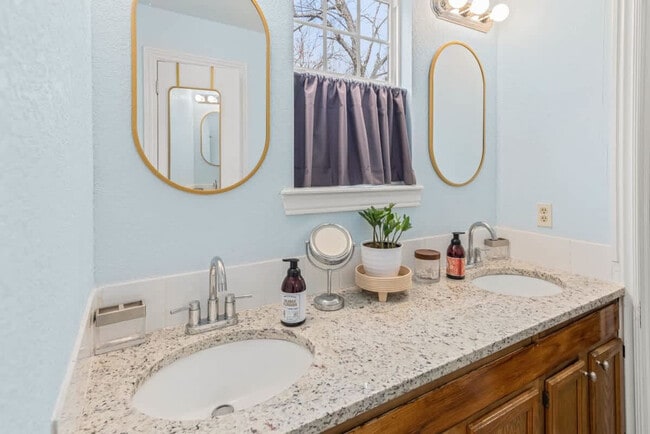 Building Photo - 2110 Loren Cir