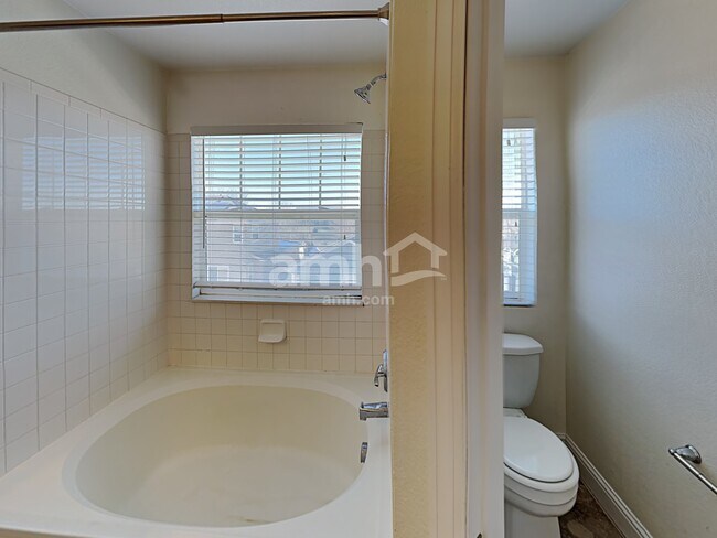 Building Photo - 10439 Vaughn Way