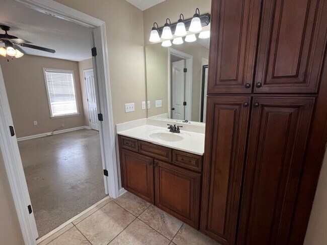 Building Photo - Renovated 4 Bedroom 2.5 Bath Home for Rent!