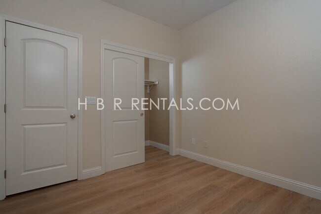 Building Photo - MANTECA RENTAL 4 BEDROOM OUTDOOR PIZZA OVEN in beautiful rear yard