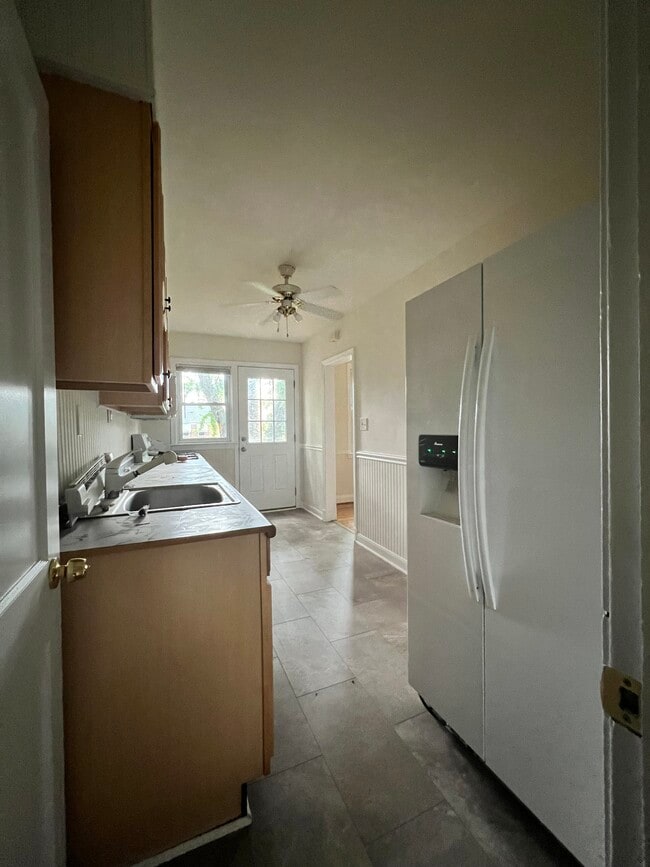 kitchen - 235 Medwick Garth W