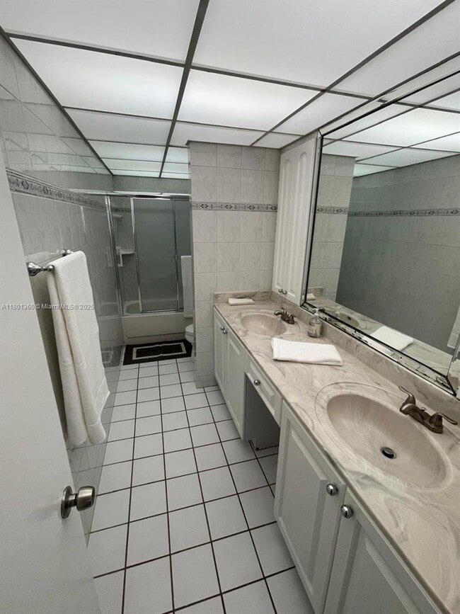 Building Photo - 5005 Collins Ave
