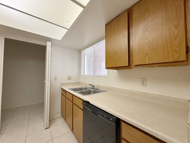 Building Photo - 6901 W Devonshire Ave