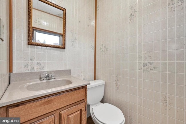 Building Photo - 523 W Oak St