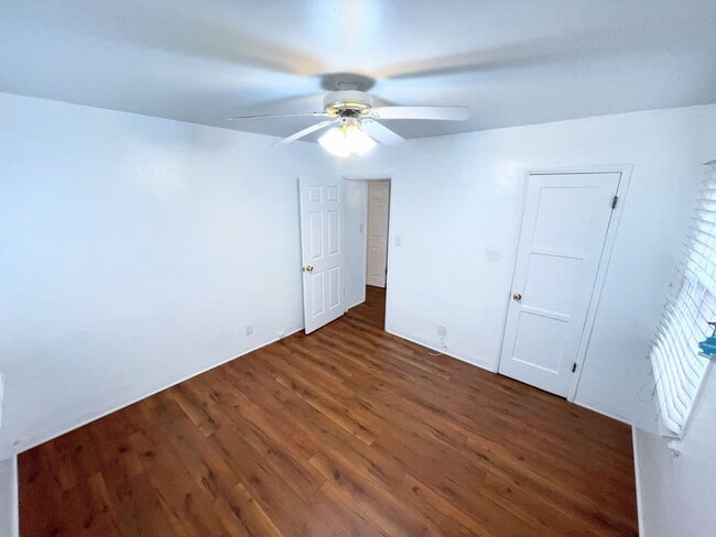 Building Photo - 3bd/1ba home in Rosewood. Huge backyard and 2 car garage!!