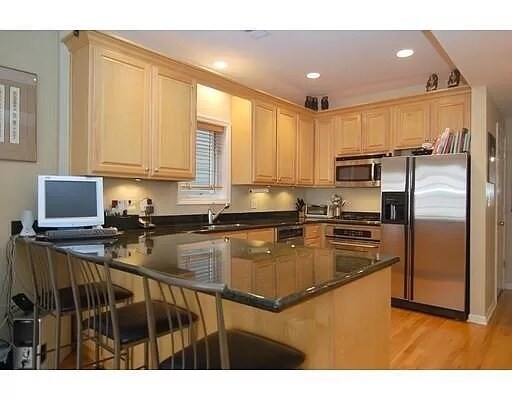 Building Photo - 841 W Buckingham Pl