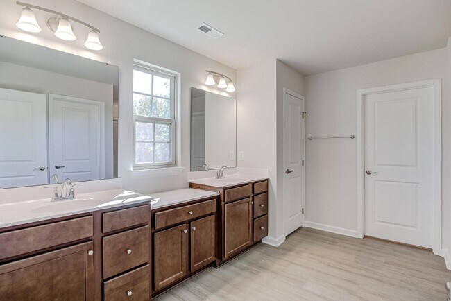 Building Photo - 5 Bedroom Home in Youngsville, right off o...