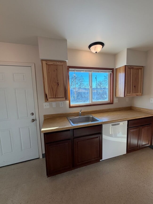 Building Photo - 3 Bedroom Duplex, Fully Updated