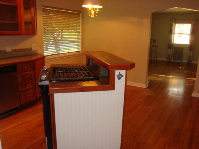 Building Photo - Charming Westside Cottage in a Premier Location