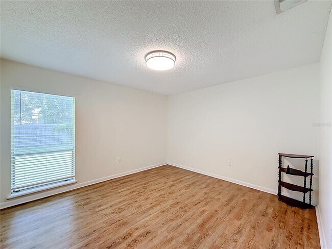 Building Photo - 4050 SE 20th Ct