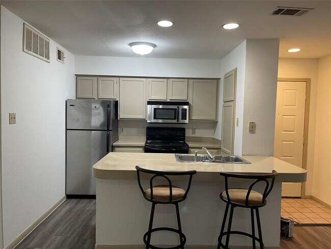 Building Photo - 8888 Tallwood Dr