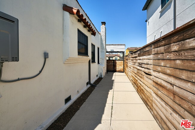 Building Photo - 1430 S Sierra Bonita Ave