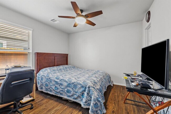 Building Photo - 15111 Longleaf Frst Dr