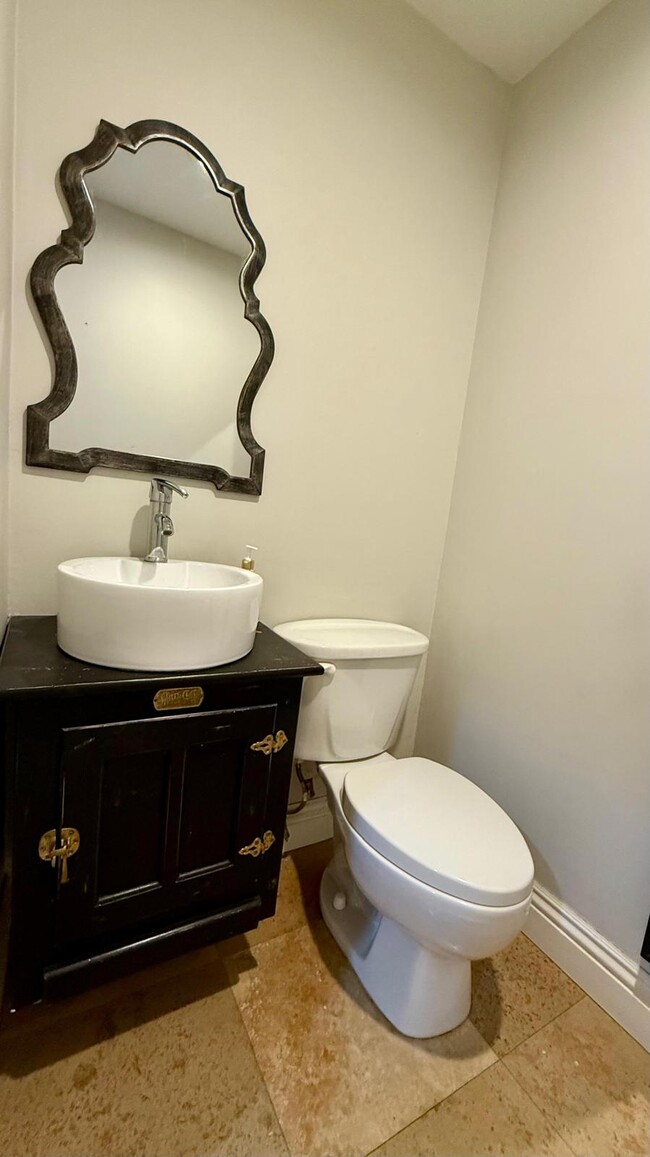 Downstairs powder room - 11478 Matinal Cir