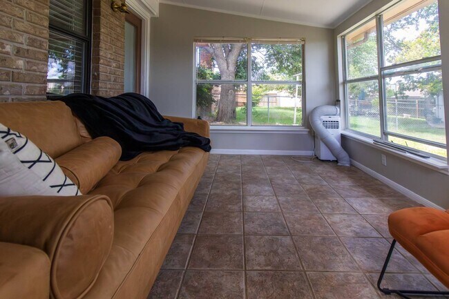 Building Photo - 1609 Ronstan Dr