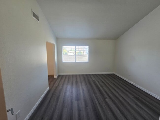 Building Photo - Beautifully renovated 3 Bed, 2 Bath condo!