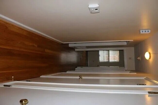 Building Photo - 3 bedroom single level close to 5 points