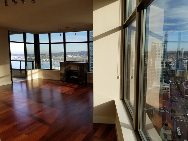 Building Photo - Electra! Spectacular Water and City views 28th floor 2bd 2ba NorthEast Corner
