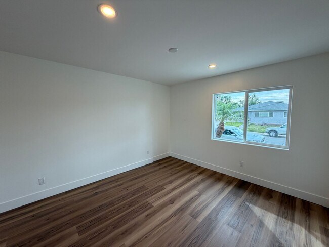 Building Photo - 6BD/3BA Close to Campus - Large Rooms! Great Yard!