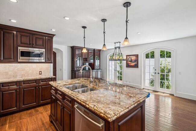 Building Photo - Charming 3BD Home in Coveted Newport Heights