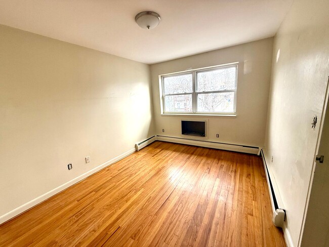 Building Photo - Beautifully-Maintained 1-Bedroom & Central...