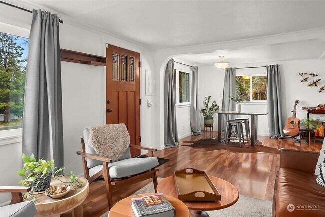 Building Photo - Bright & Charming 1Bed/1Bath + Den in Prim...
