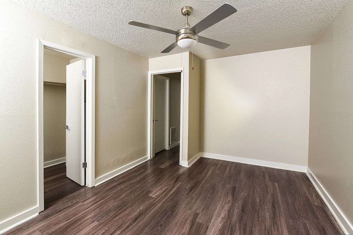 Building Photo - 2121 Dickson Dr