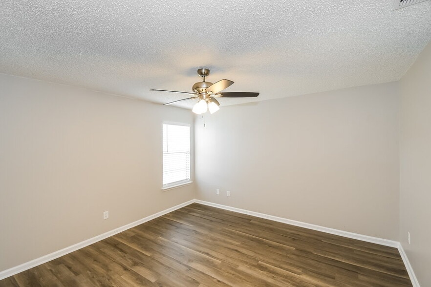 Building Photo - 1525 Ashleigh St