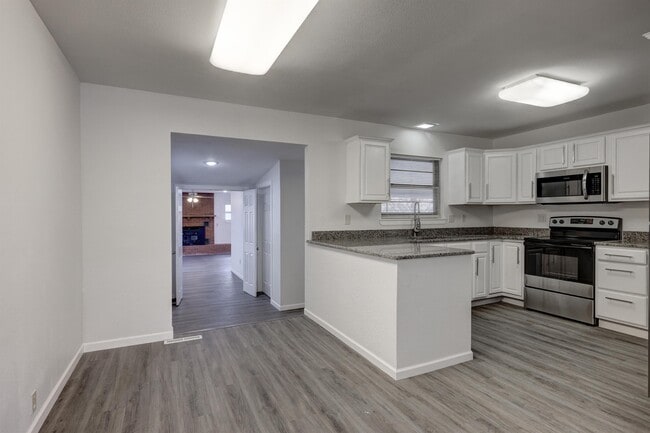 Building Photo - 2716 S Vermont Ave.