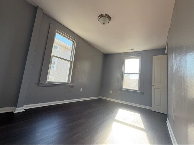 Building Photo - 26 Clarence St