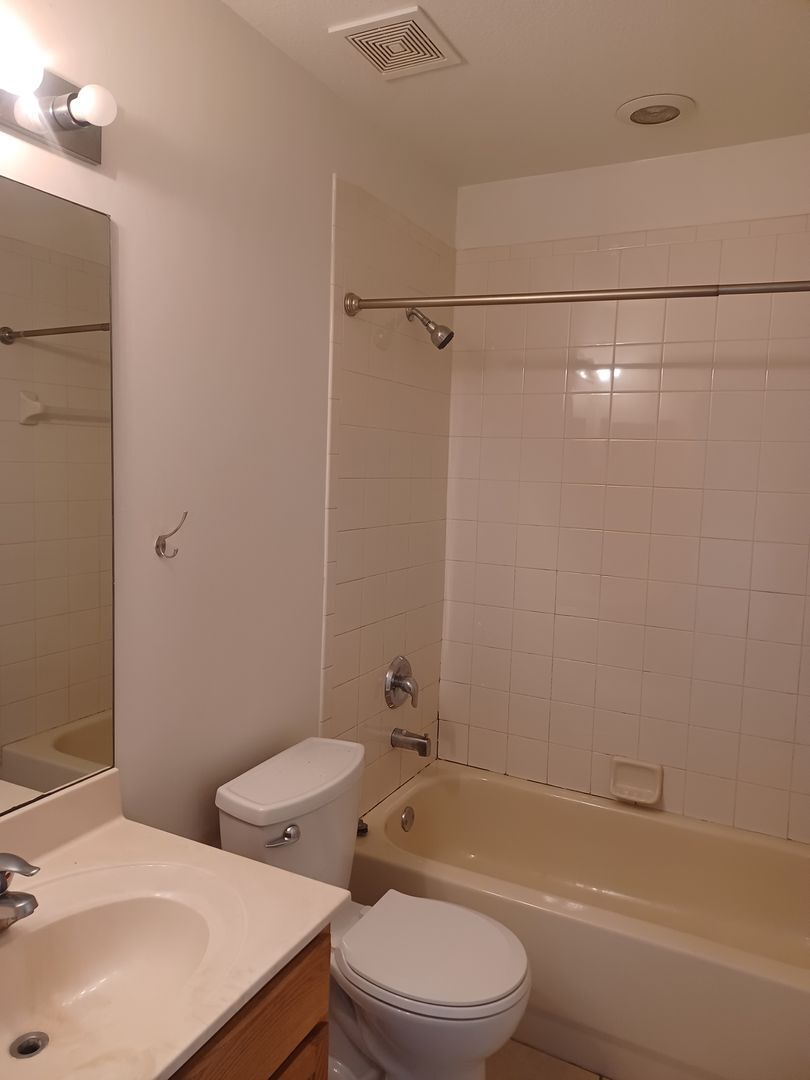 Building Photo - 3/2.5 Townhouse in a Family Friendly Community with Amenities Galore TENANT OCCUPIED UNTIL 4/30