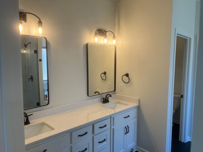 Building Photo - Charming 3 Bed 2 Bath Home