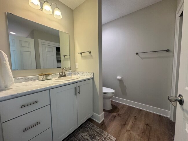 Building Photo - 1249 Kinsmoor Ave