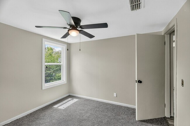 Building Photo - 902 George Hill Rd