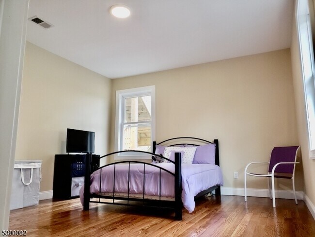 Building Photo - 57 Elm St