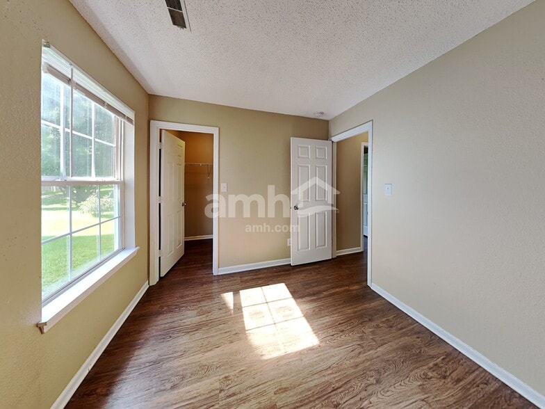 Building Photo - 1428 Blue Brook Way