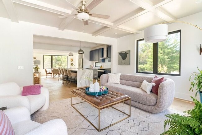 Building Photo - 981- 987 Fifth Street SW