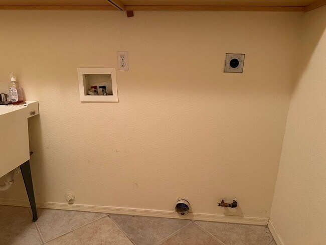 Building Photo - Beautiful 3 Bed / 2 Bath Home Backing to Cerbat Cliffs Golf Course!