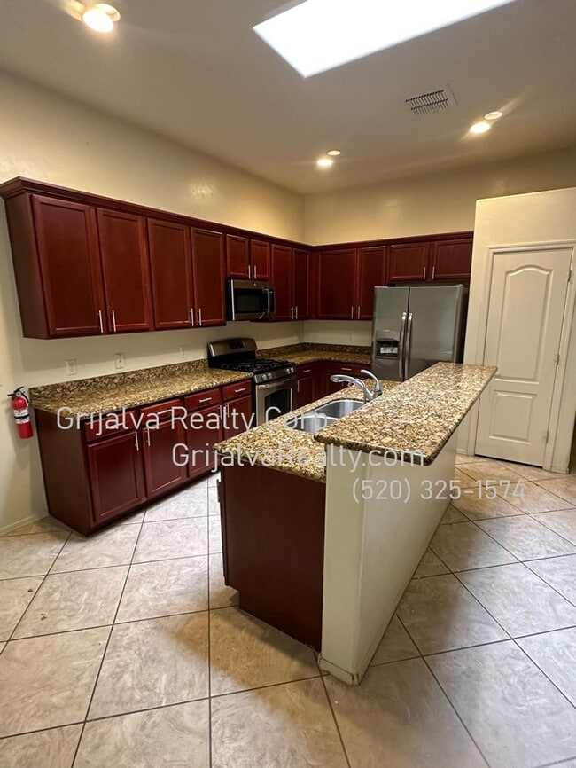 Building Photo - Beautiful 3 Bedroom, 2 Bath House for Rent (River/La Cholla)